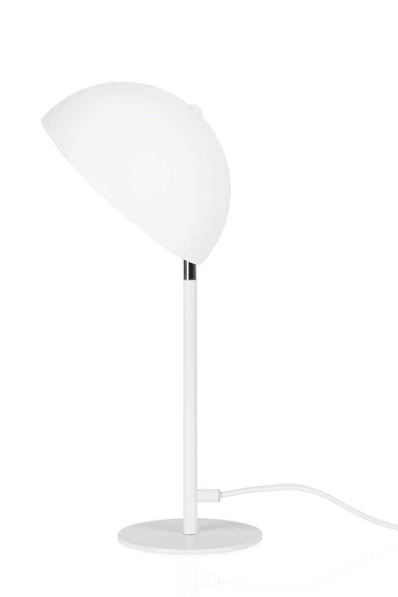 Icon 36cm Weiß tischlampe Von Globen Lighting - Tischlampe mit mattweiß lackiertem Metallschirm und -fuß mit Chromdetails.