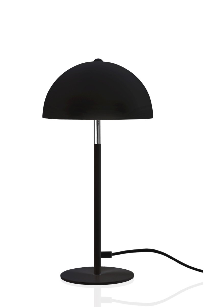 Icon 36cm Schwarz tischlampe Von Globen Lighting - Tischlampe mit mattschwarz lackiertem Metallschirm und -fuß mit Chromdetails.
