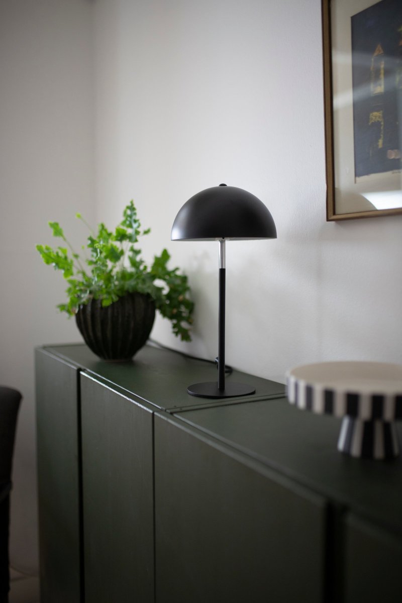Icon 36cm Schwarz tischlampe Von Globen Lighting - Tischlampe mit mattschwarz lackiertem Metallschirm und -fuß mit Chromdetails.