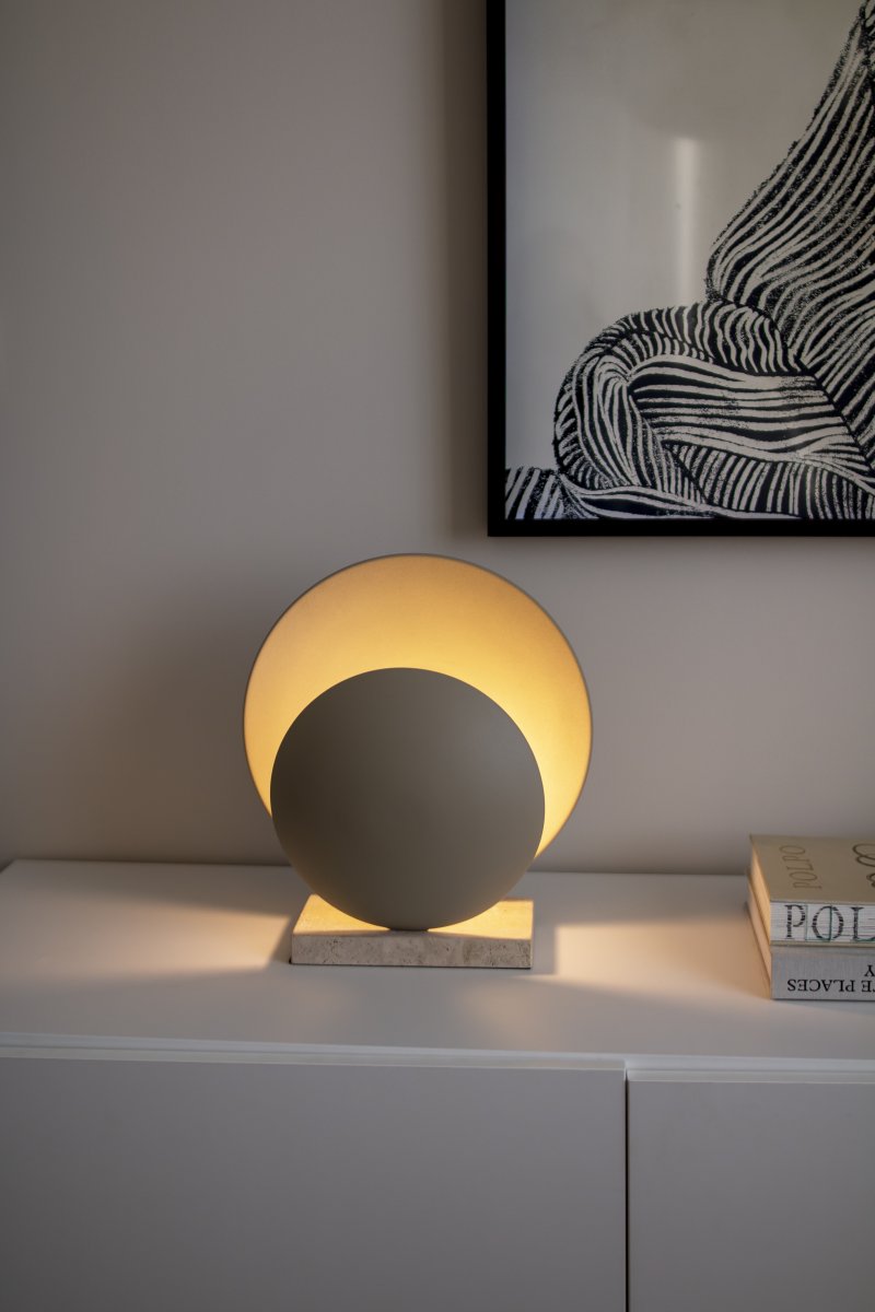 Orbit 32cm Beige tischlampe Von Globen Lighting - Die Metallschirme sind mit einem Sockel aus Travertinstein kombiniert, der der Leuchte einen ästhetisch ansprechenden Ausdruck verleiht.