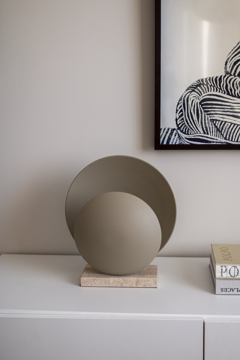 Orbit 32cm Beige tischlampe Von Globen Lighting - Die Metallschirme sind mit einem Sockel aus Travertinstein kombiniert, der der Leuchte einen ästhetisch ansprechenden Ausdruck verleiht.