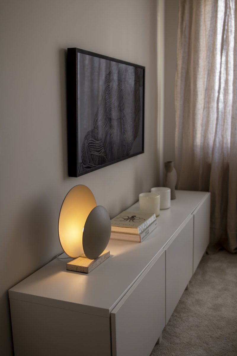 Orbit 32cm Beige tischlampe Von Globen Lighting - Die Metallschirme sind mit einem Sockel aus Travertinstein kombiniert, der der Leuchte einen ästhetisch ansprechenden Ausdruck verleiht.