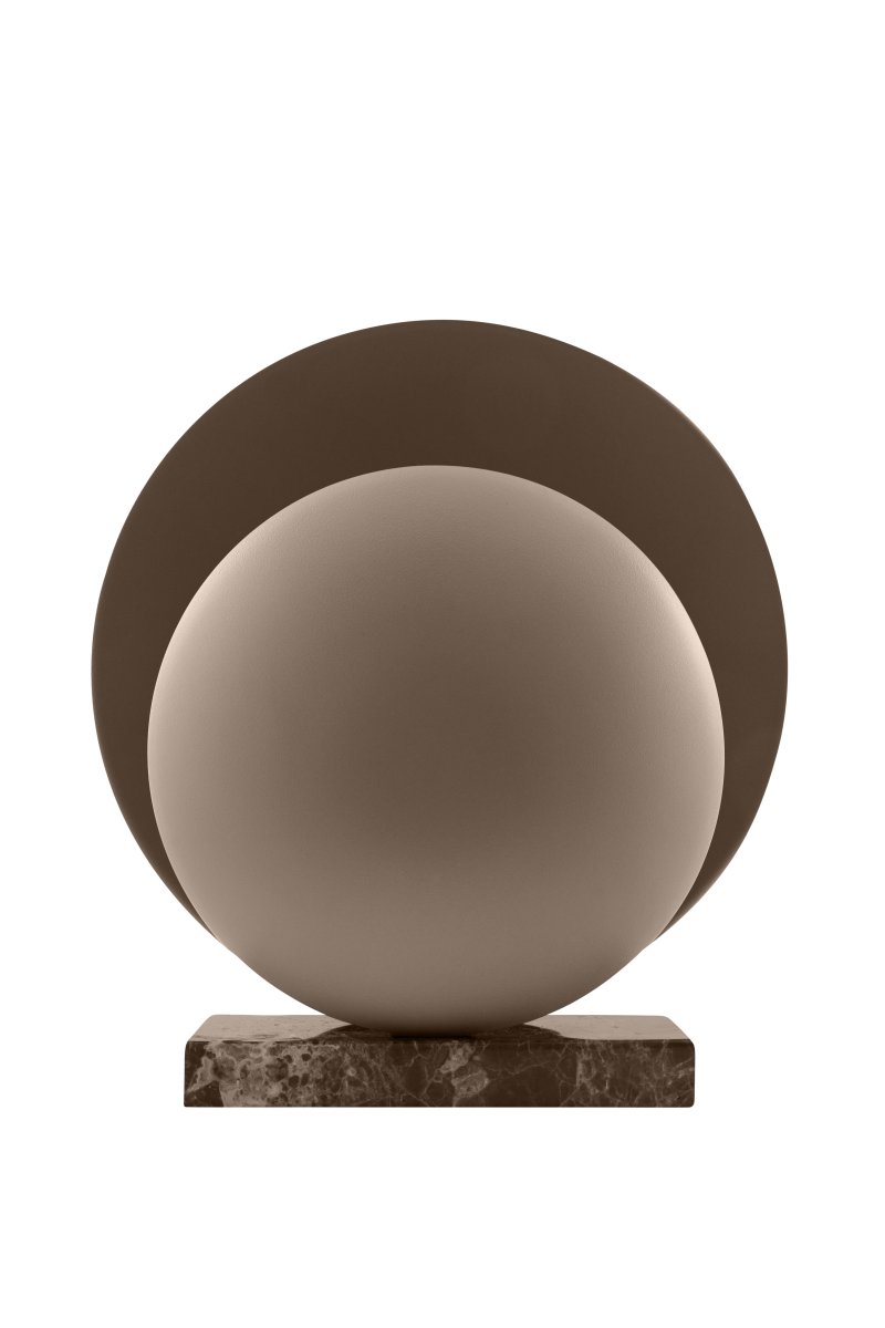 Orbit 32cm Braun tischlampe Von Globen Lighting - Die Tischleuchte Orbit erzeugt mit ihren zwei Metallschirmen, die die Lichtquelle elegant in der Mitte verbergen, ein wundersch&ouml;nes, dezentes indirektes Licht.