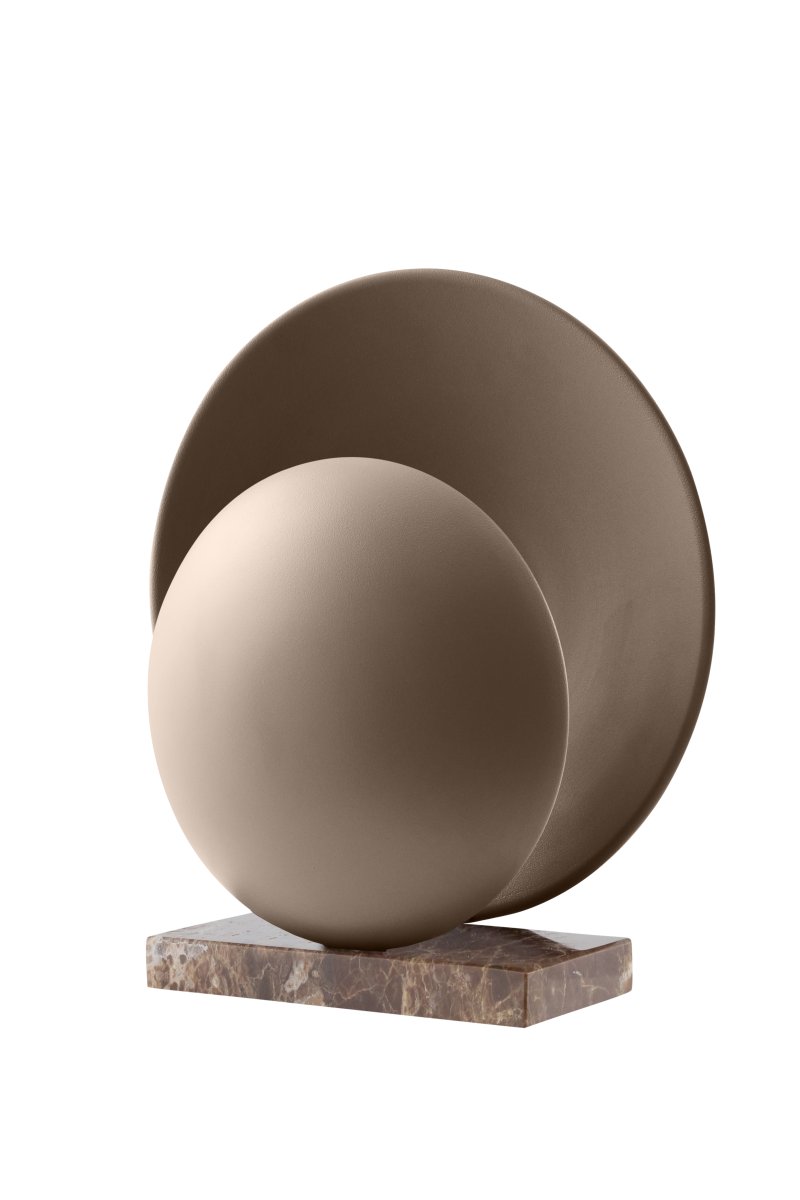 Orbit 32cm Braun tischlampe Von Globen Lighting - Die Tischleuchte Orbit erzeugt mit ihren zwei Metallschirmen, die die Lichtquelle elegant in der Mitte verbergen, ein wundersch&ouml;nes, dezentes indirektes Licht.