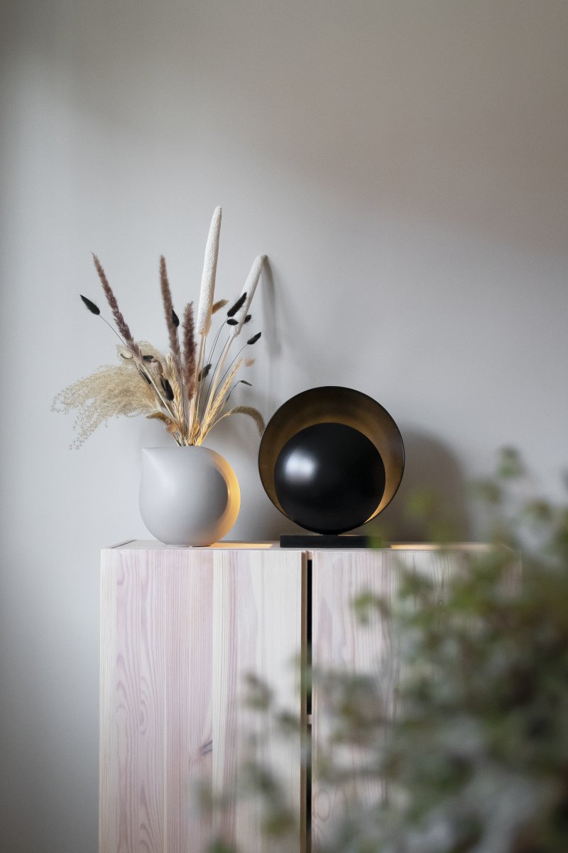 Orbit 32cm Schwarz tischlampe Von Globen Lighting - Die Metallschirme sind mit einem Marmorsockel kombiniert, der der Leuchte einen ästhetisch ansprechenden Ausdruck verleiht.