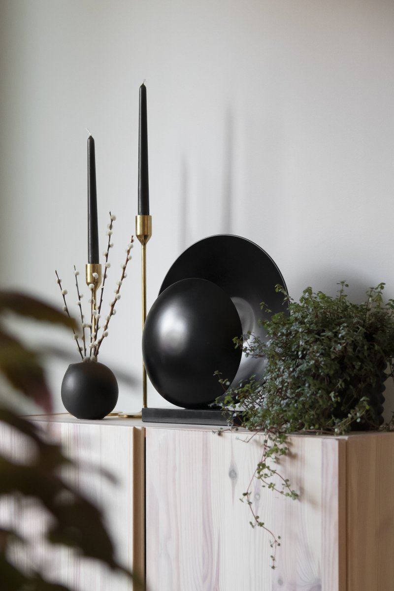 Orbit 32cm Schwarz tischlampe Von Globen Lighting - Die Metallschirme sind mit einem Marmorsockel kombiniert, der der Leuchte einen ästhetisch ansprechenden Ausdruck verleiht.