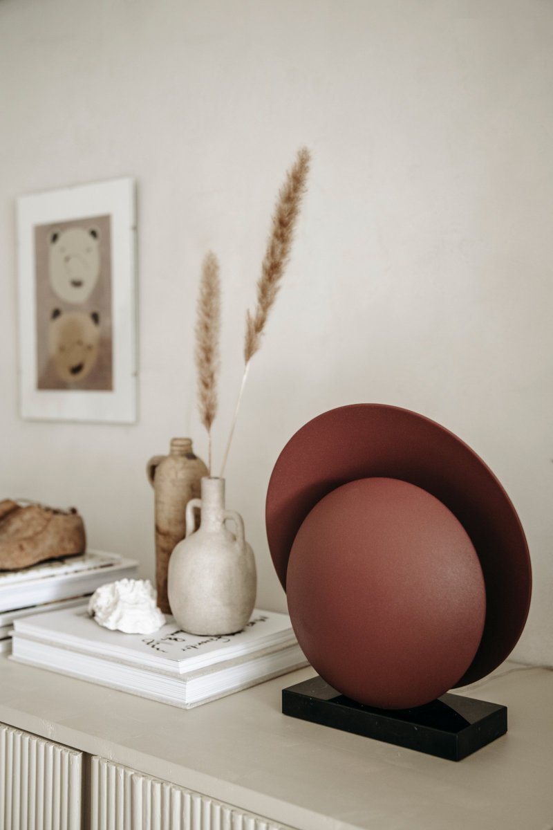 Orbit 32cm Kastanienbraun tischlampe Von Globen Lighting - Die Tischleuchte Orbit erzeugt mit ihren beiden Metallschirmen ein wundersch&ouml;nes dezentes indirektes Licht, das die Lichtquelle in der Mitte elegant verbirgt.