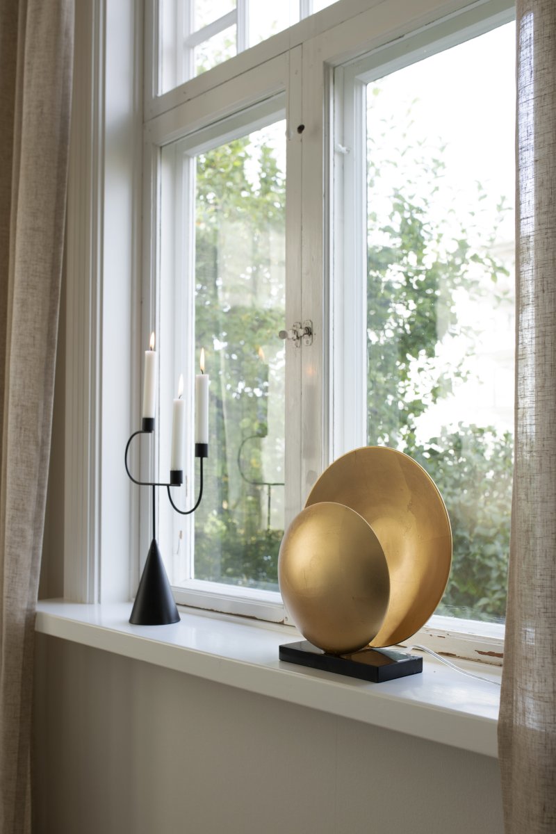 Orbit 32cm Messing tischlampe Von Globen Lighting - Die Metallschirme sind mit einem Marmorsockel kombiniert, der der Leuchte einen ästhetisch ansprechenden Ausdruck verleiht.