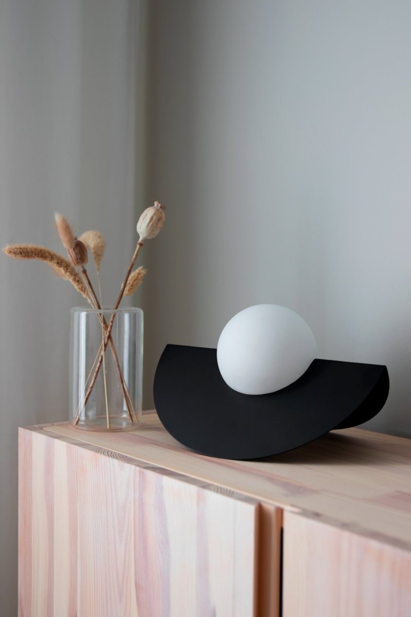 Roccia 17cm Schwarz tischlampe Von Globen Lighting - Roccia ist eine leicht zu platzierende und kompakte Lampe, die sich perfekt f&uuml;r den Schreibtisch oder das B&uuml;cherregal eignet.