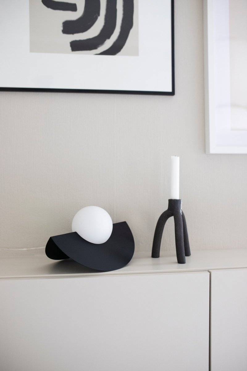 Roccia 17cm Schwarz tischlampe Von Globen Lighting - Roccia ist eine leicht zu platzierende und kompakte Lampe, die sich perfekt f&uuml;r den Schreibtisch oder das B&uuml;cherregal eignet.