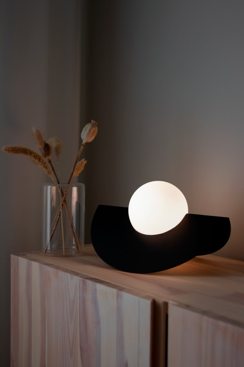 Roccia 17cm Schwarz tischlampe Von Globen Lighting - Roccia ist eine leicht zu platzierende und kompakte Lampe, die sich perfekt f&uuml;r den Schreibtisch oder das B&uuml;cherregal eignet.