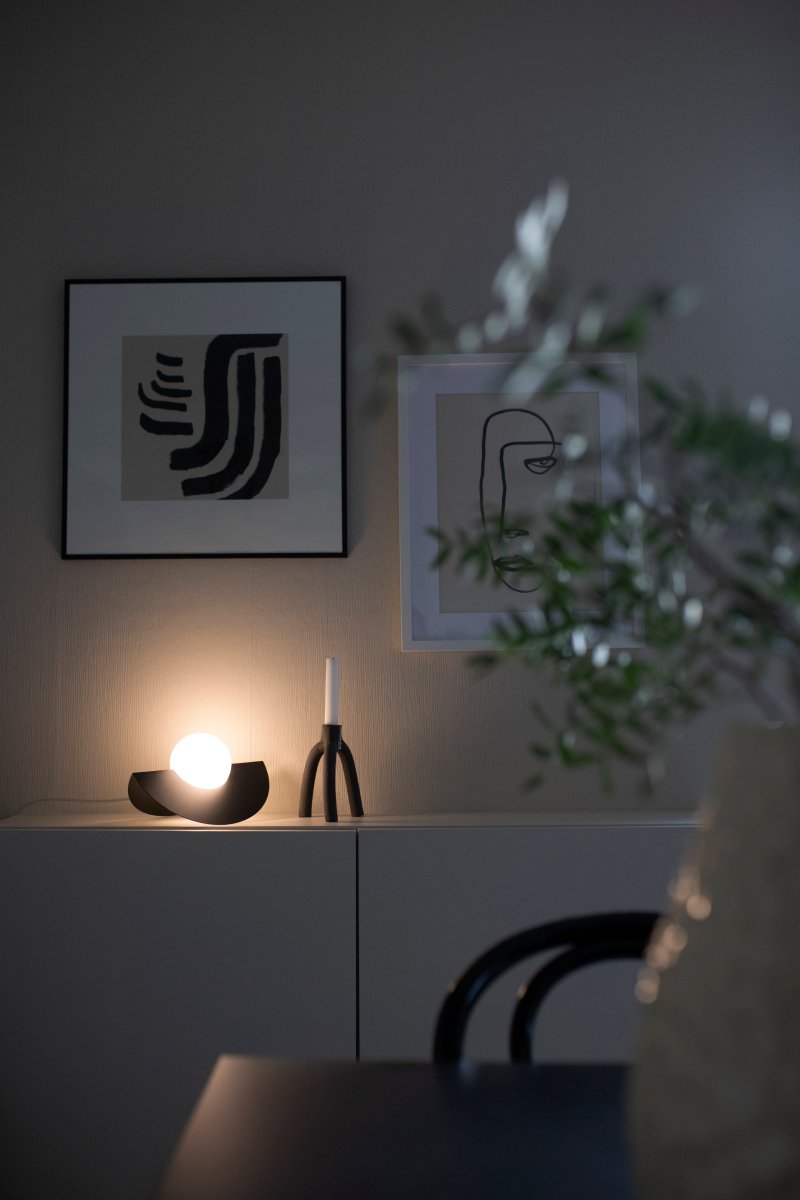 Roccia 17cm Schwarz tischlampe Von Globen Lighting - Roccia ist eine leicht zu platzierende und kompakte Lampe, die sich perfekt f&uuml;r den Schreibtisch oder das B&uuml;cherregal eignet.