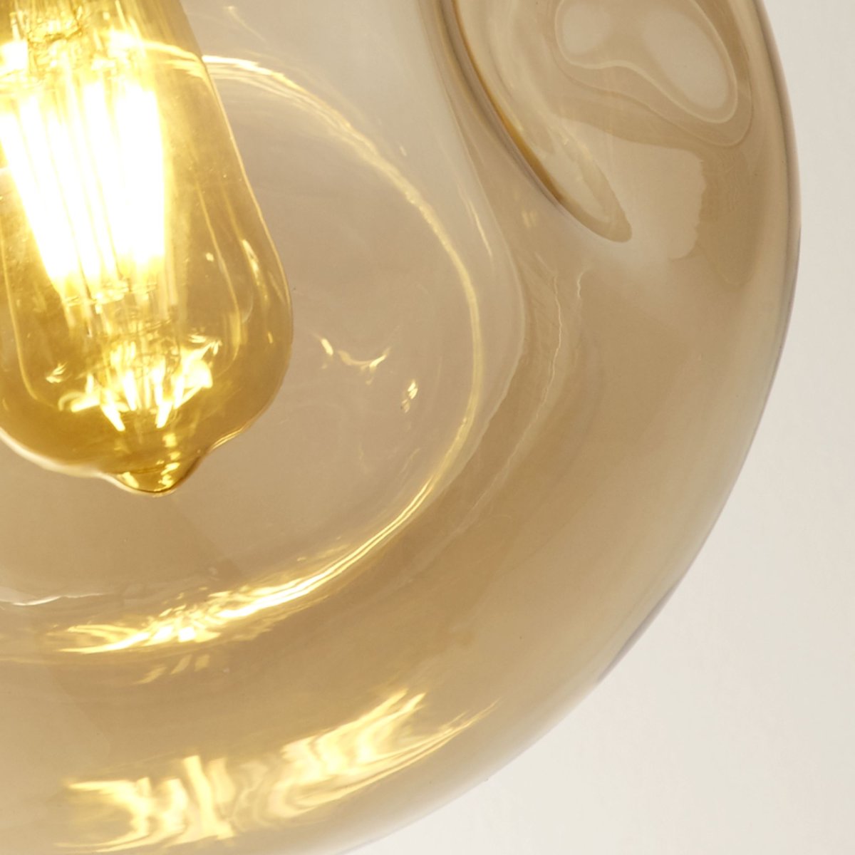 Punch Ø25 Sekt hängelampe Von Searchlight - Das leicht konkave Glas bildet in Kombination mit dem schwarzen Metallgestell einen modernen und eleganten Kontrast, der zu vielen verschiedenen Einrichtungsstilen passt.