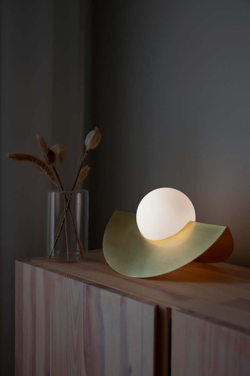 Roccia 17cm Gebürstetes Messing tischlampe Von Globen Lighting - Roccia ist eine leicht zu platzierende und kompakte Lampe, die sich perfekt für den Schreibtisch oder das Bücherregal eignet.