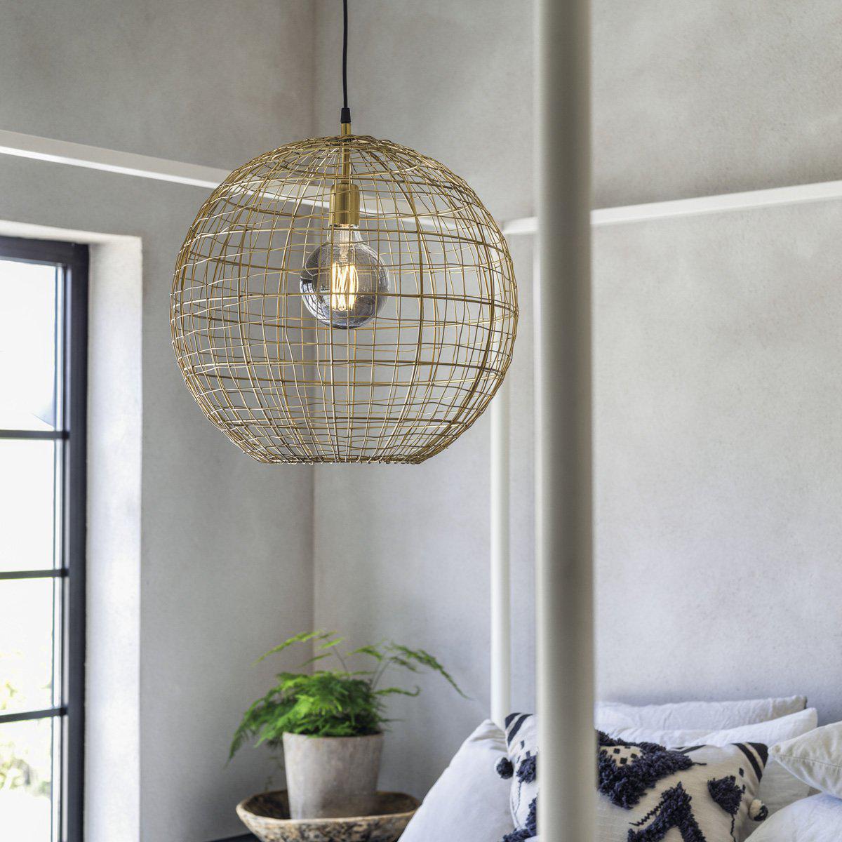 Corby Ø46 Gold hängelampe Von PR Home - Ein wirklich schönes Einrichtungsdetail in Ihrem Zuhause, das sowohl über einen Tisch als auch auf eine Treppe passt.
