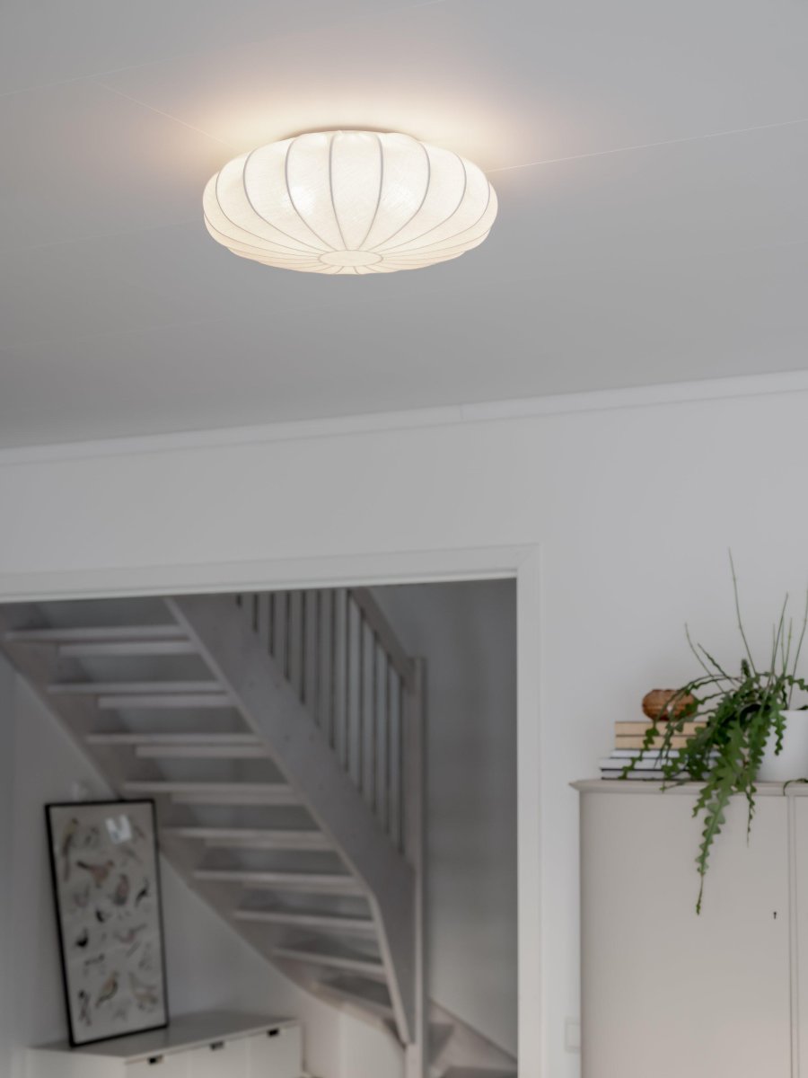 Franza Ø42 Weiß deckenleuchte Von PR Home - Stilvolle und stilvolle Deckenlampe in einem wundervollen Baumwollstoff.