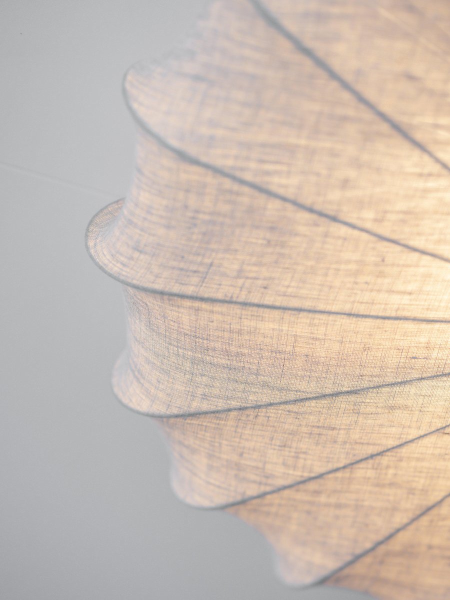 Linne Ø56 Beige deckenleuchte Von PR Home - Stilvolle und stilvolle Deckenleuchte in einem wundersch&ouml;nen Leinenstoff.