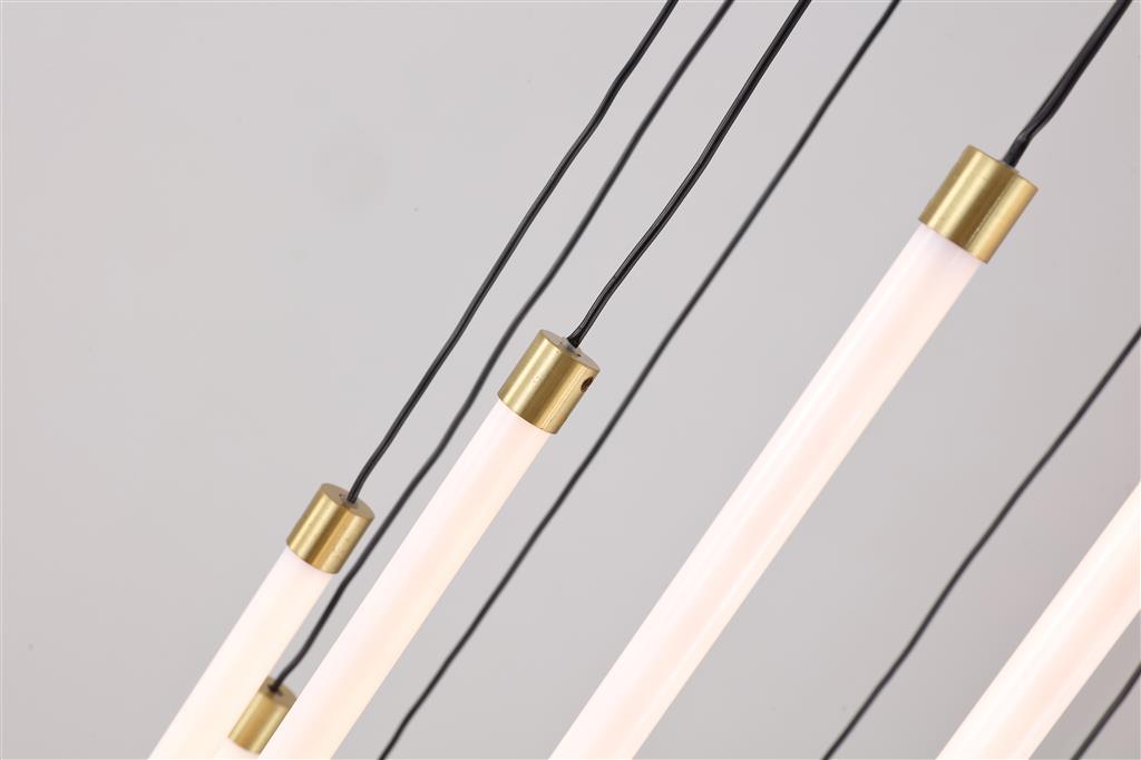 Flare Ø35 Messing hängelampe Von Searchlight - Zwölf schlanke, weiße Stäbe mit integrierter LED-Beleuchtung hängen in unterschiedlichen Längen von einer Deckenleiste aus Metall mit satiniertem Messing-Finish herab und erzeugen eine beeindruckende, wasserfallartige Silhouette.