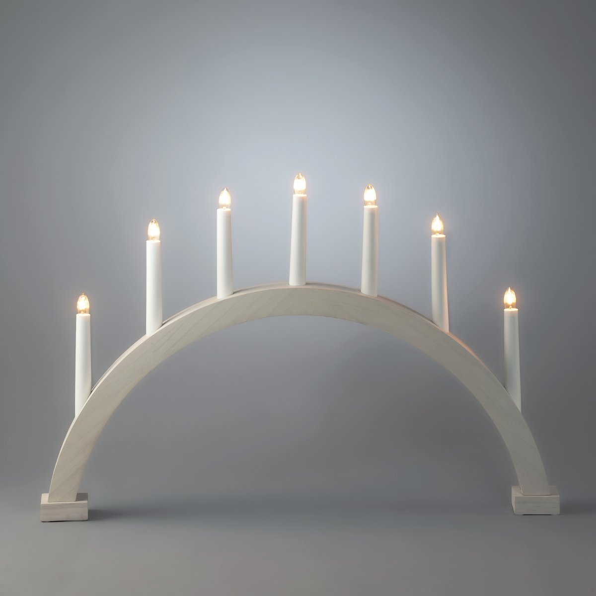 Arch 7 Lights Weiß Von Konstsmide - Der Rahmen ist aus Holz gefertigt und wei&szlig; gebeizt, was ihm ein nat&uuml;rliches und zeitloses Aussehen verleiht.
