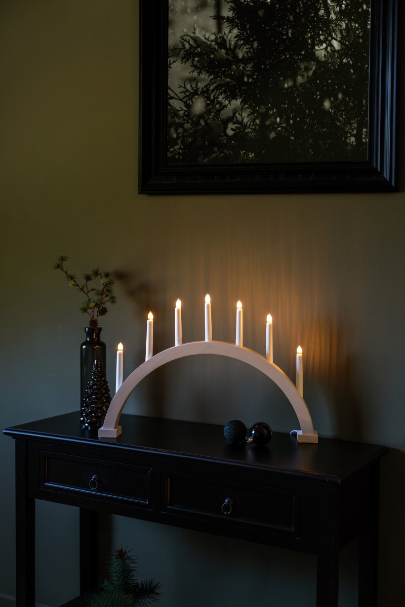 Arch 7 Lights Weiß Von Konstsmide - Der Rahmen ist aus Holz gefertigt und wei&szlig; gebeizt, was ihm ein nat&uuml;rliches und zeitloses Aussehen verleiht.