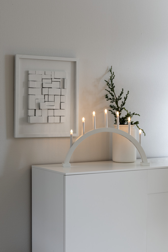Arch 7 Lights Mattweiß Von Konstsmide - Ausgestattet mit Gl&uuml;hbirnen, die f&uuml;r ein angenehmes Licht sorgen und zu einer gem&uuml;tlichen Atmosph&auml;re in der Weihnachtszeit beitragen.