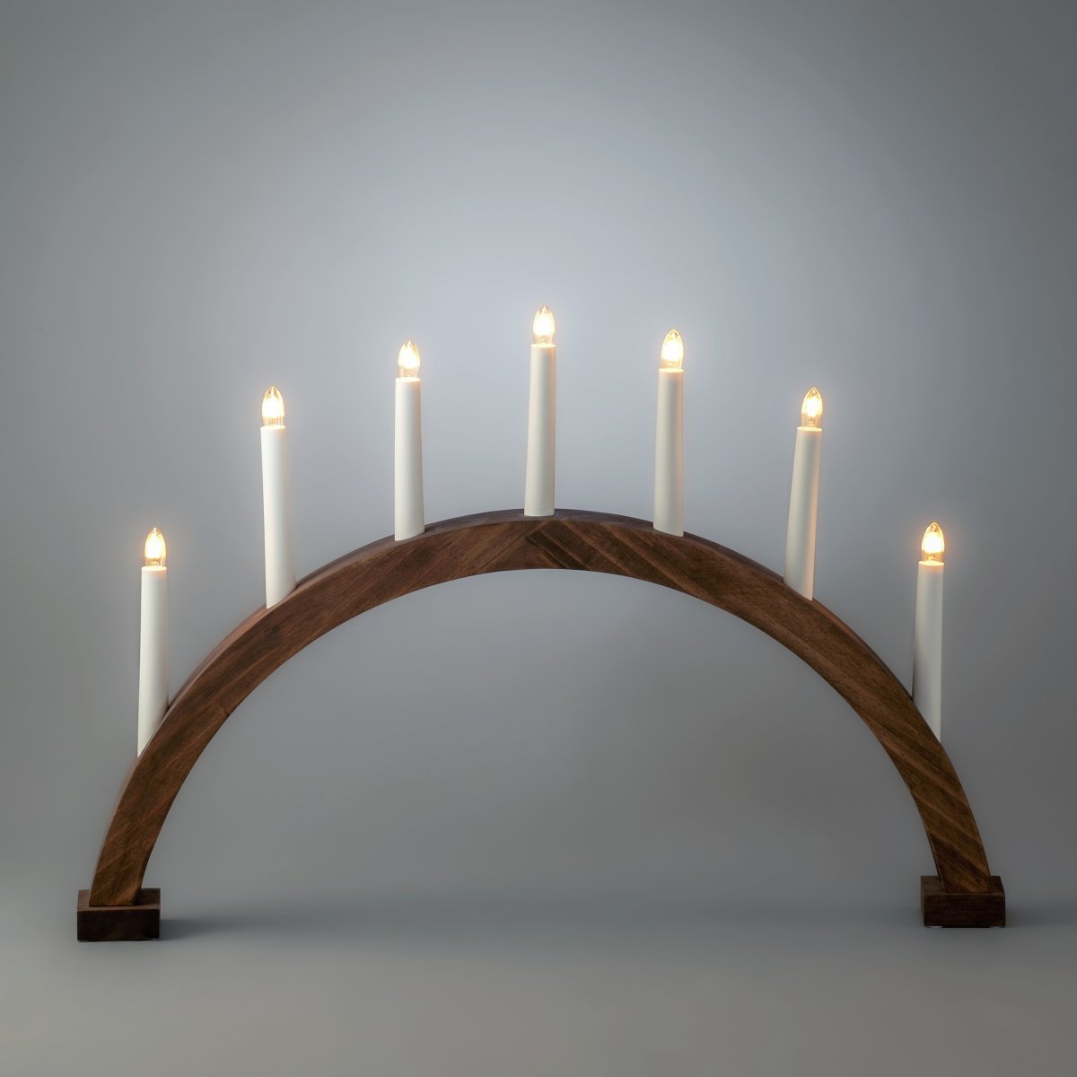 Arch 7 Lights Braun glasiert Von Konstsmide - Der Rahmen ist aus Holz gefertigt und braun gebeizt, was ihm ein nat&uuml;rliches und zeitloses Aussehen verleiht.