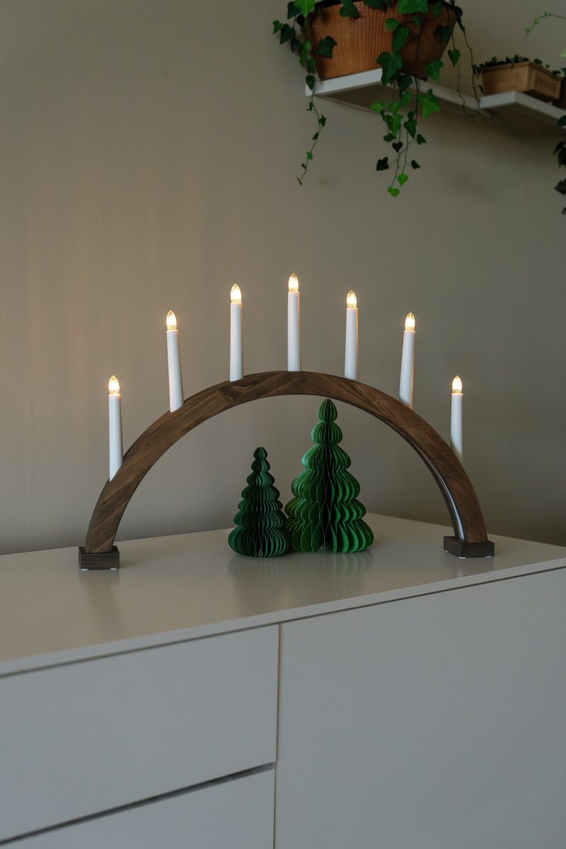 Arch 7 Lights Braun glasiert Von Konstsmide - Der Rahmen ist aus Holz gefertigt und braun gebeizt, was ihm ein nat&uuml;rliches und zeitloses Aussehen verleiht.