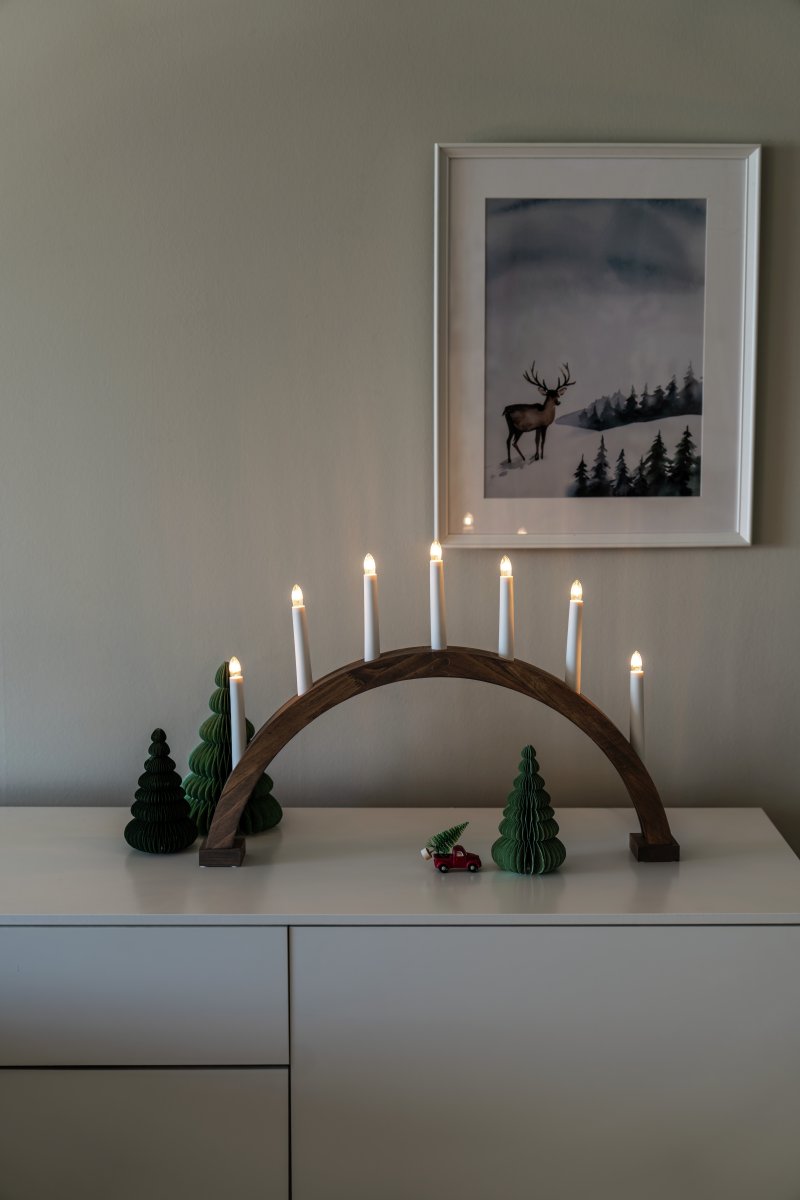 Arch 7 Lights Braun glasiert Von Konstsmide - Der Rahmen ist aus Holz gefertigt und braun gebeizt, was ihm ein nat&uuml;rliches und zeitloses Aussehen verleiht.