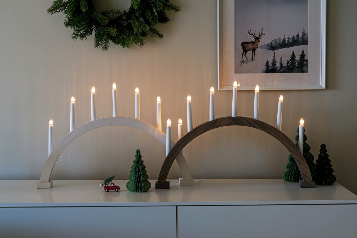 Arch 7 Lights Braun glasiert Von Konstsmide - Der Rahmen ist aus Holz gefertigt und braun gebeizt, was ihm ein nat&uuml;rliches und zeitloses Aussehen verleiht.