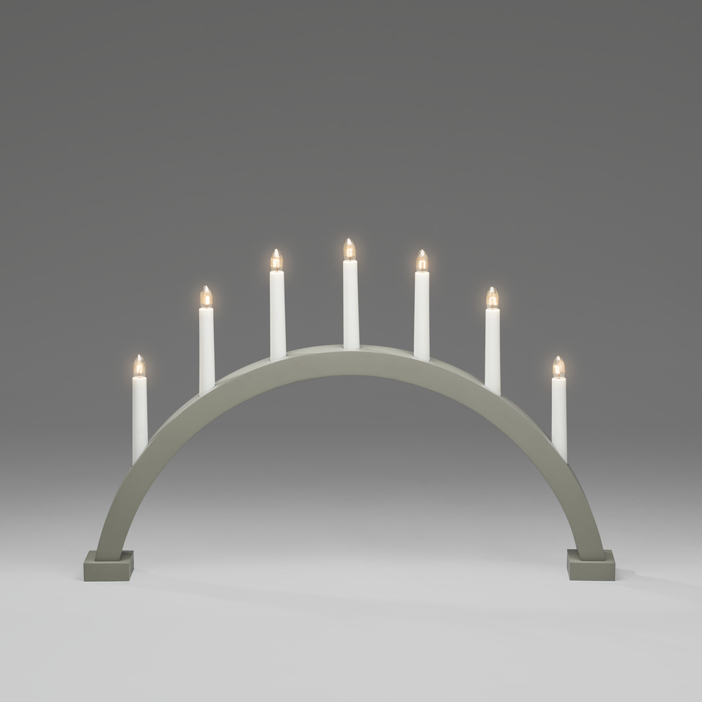 Arch 7 Lights Mattgrau/Grün Von Konstsmide - Ausgestattet mit Gl&uuml;hbirnen, die f&uuml;r ein angenehmes Licht sorgen und zu einer gem&uuml;tlichen Atmosph&auml;re in der Weihnachtszeit beitragen.