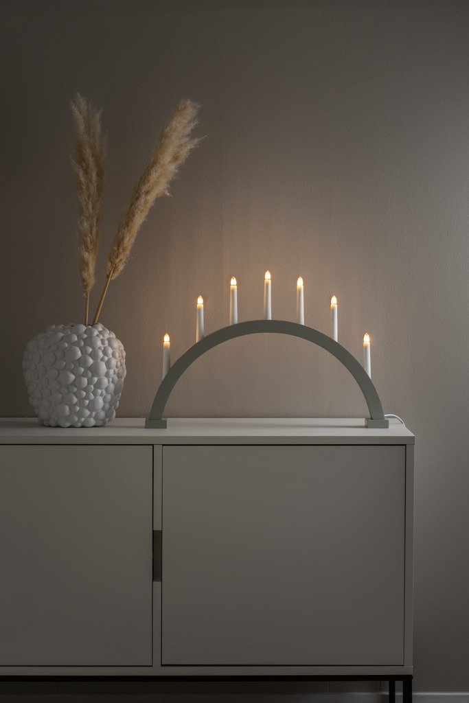 Arch 7 Lights Mattgrau/Grün Von Konstsmide - Ausgestattet mit Gl&uuml;hbirnen, die f&uuml;r ein angenehmes Licht sorgen und zu einer gem&uuml;tlichen Atmosph&auml;re in der Weihnachtszeit beitragen.
