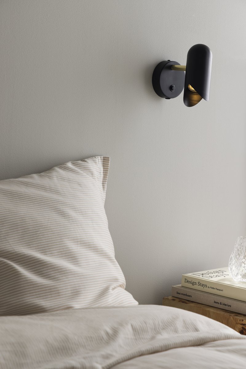 Savoy 15cm Schwarz leselampe Von Globen Lighting - Der Netzschalter ist elegant in die Wandhalterung integriert, und die Lampe kann auch fest installiert werden.