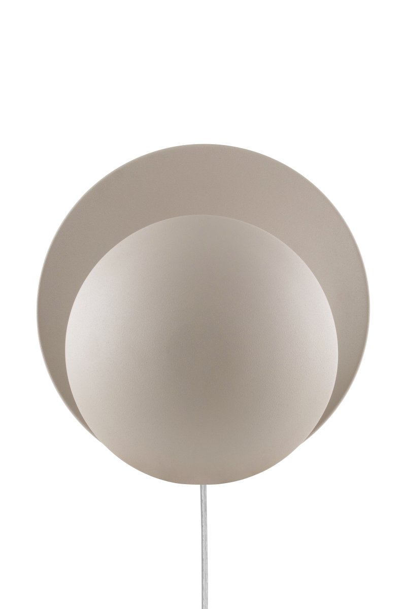 Orbit Ø30 Beige wandlampe Von Globen Lighting - Orbit besteht aus Metall und erzeugt dank der zwischen den Schirmen verborgenen Lichtquelle ein sanftes Licht.