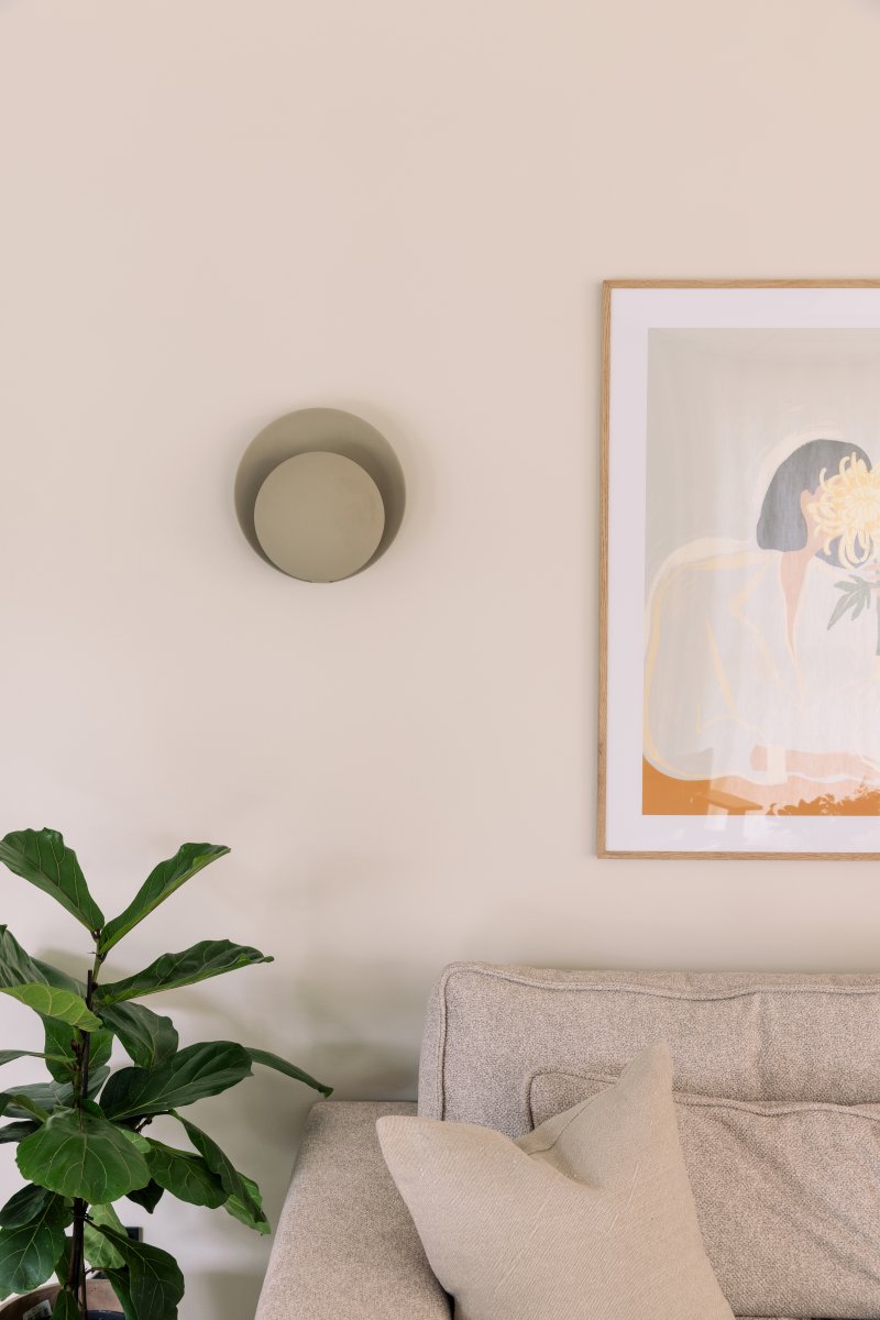 Orbit Ø30 Beige wandlampe Von Globen Lighting - Orbit besteht aus Metall und erzeugt dank der zwischen den Schirmen verborgenen Lichtquelle ein sanftes Licht.