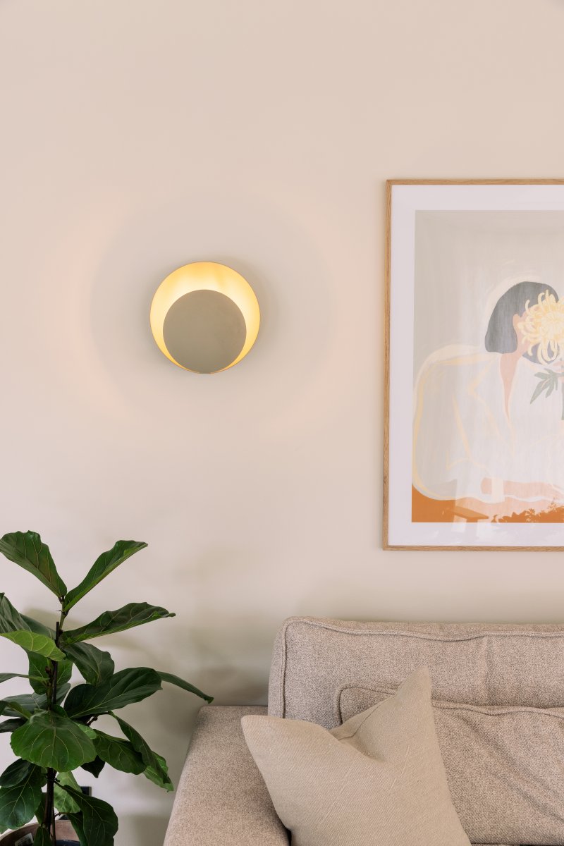 Orbit Ø30 Beige wandlampe Von Globen Lighting - Orbit besteht aus Metall und erzeugt dank der zwischen den Schirmen verborgenen Lichtquelle ein sanftes Licht.