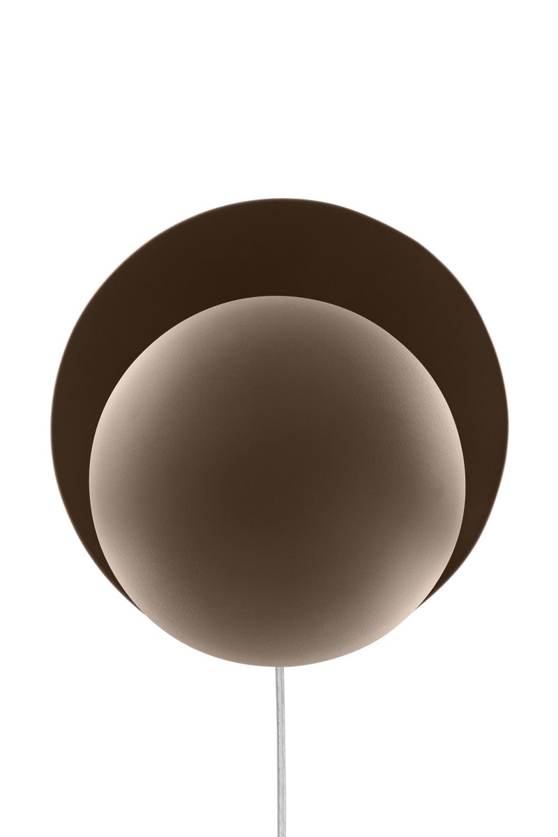 Orbit Ø30 Braun wandlampe Von Globen Lighting - Die Wandleuchte Orbit erzeugt mit ihren zwei Metallschirmen, die die Lichtquelle elegant in der Mitte verbergen, ein wundersch&ouml;nes, dezentes indirektes Licht.
