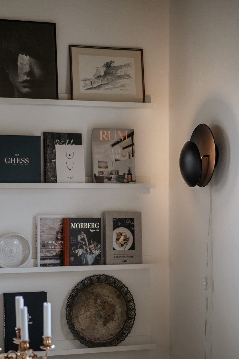 Orbit Ø30 Schwarz wandlampe Von Globen Lighting - Orbit besteht aus Metall und erzeugt dank der zwischen den Schirmen verborgenen Lichtquelle ein sanftes Licht.