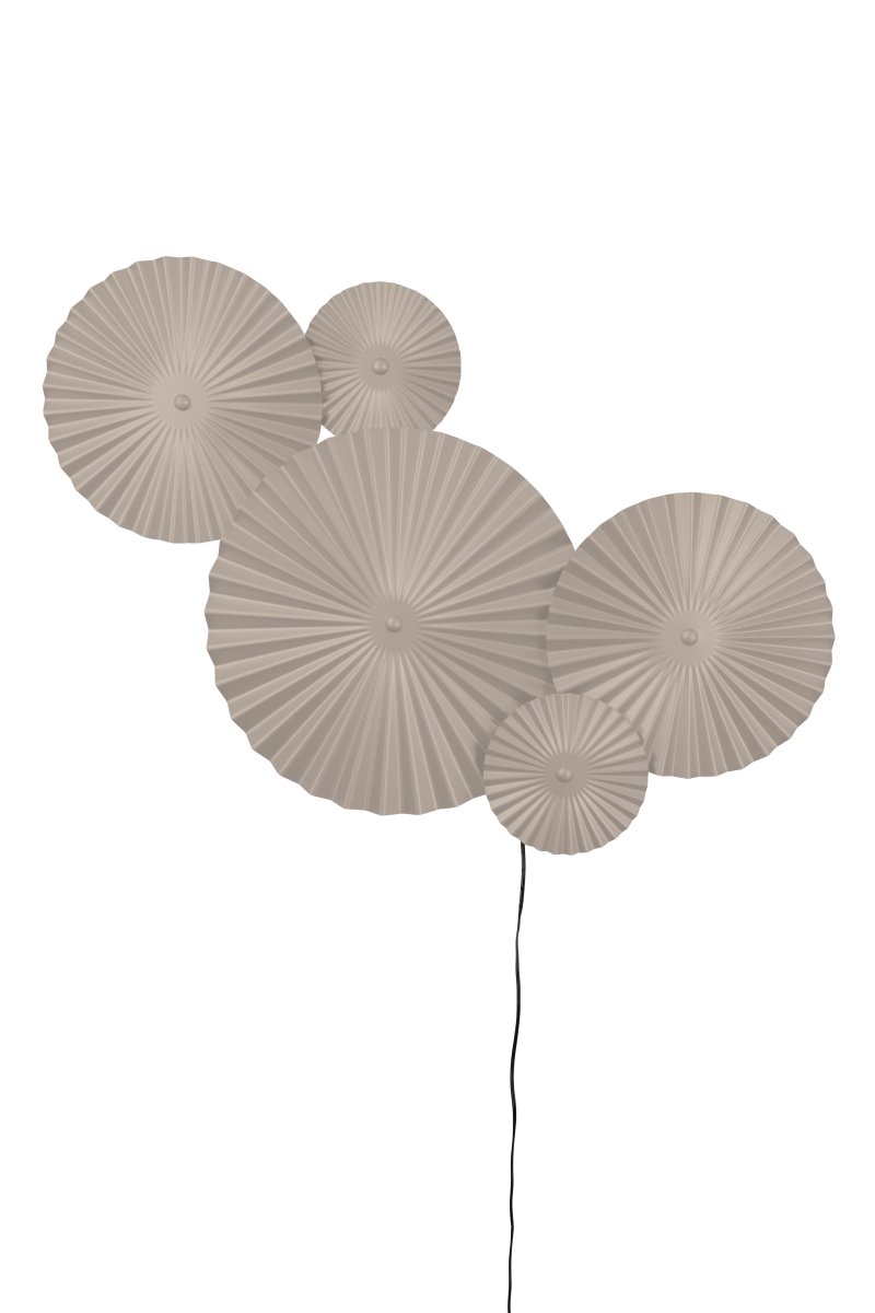 Omega 70cm Beige wandlampe Von Globen Lighting - Omega ist eine zweiteilige Wandleuchte mit drei miteinander verbundenen Platten mit dahinterliegender Beleuchtung und zwei weiteren miteinander verbundenen Platten, die Sie beliebig platzieren k&ouml;nnen.