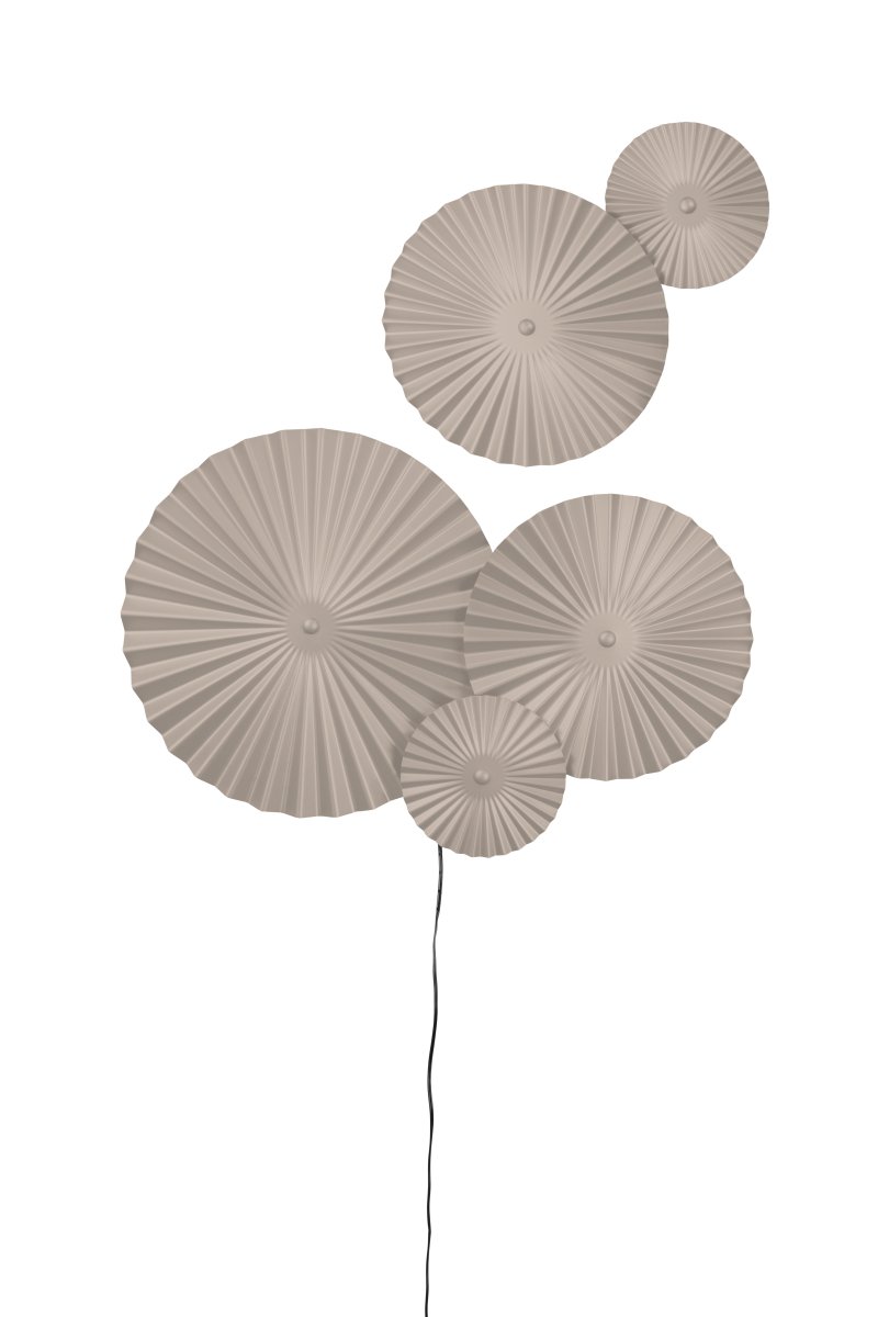 Omega 70cm Beige wandlampe Von Globen Lighting - Omega ist eine zweiteilige Wandleuchte mit drei miteinander verbundenen Platten mit dahinterliegender Beleuchtung und zwei weiteren miteinander verbundenen Platten, die Sie beliebig platzieren k&ouml;nnen.