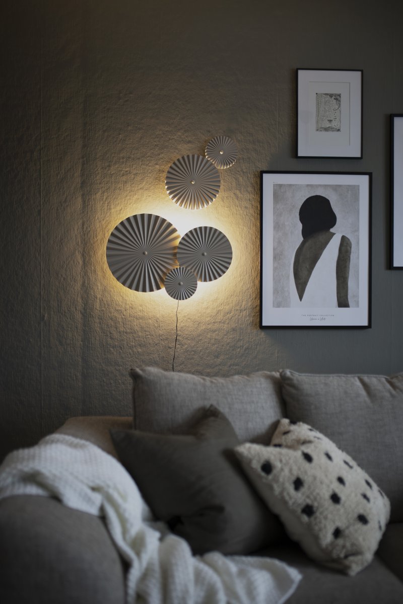 Omega 70cm Beige wandlampe Von Globen Lighting - Omega ist eine zweiteilige Wandleuchte mit drei miteinander verbundenen Platten mit dahinterliegender Beleuchtung und zwei weiteren miteinander verbundenen Platten, die Sie beliebig platzieren k&ouml;nnen.