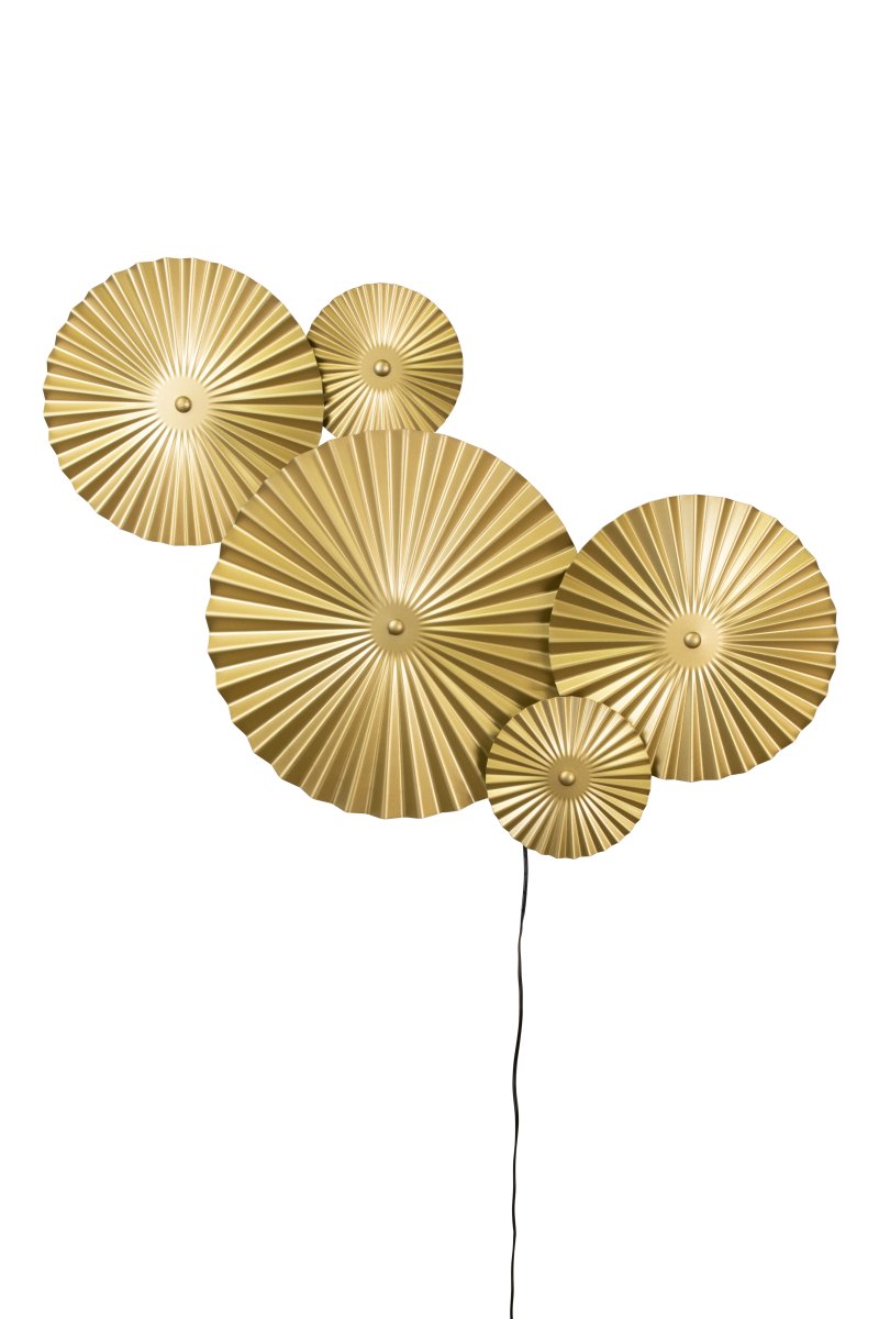 Omega 70cm Gold wandlampe Von Globen Lighting - Omega ist eine zweiteilige Wandleuchte mit drei miteinander verbundenen Platten mit dahinterliegender Beleuchtung und zwei weiteren miteinander verbundenen Platten, die Sie beliebig platzieren können.
