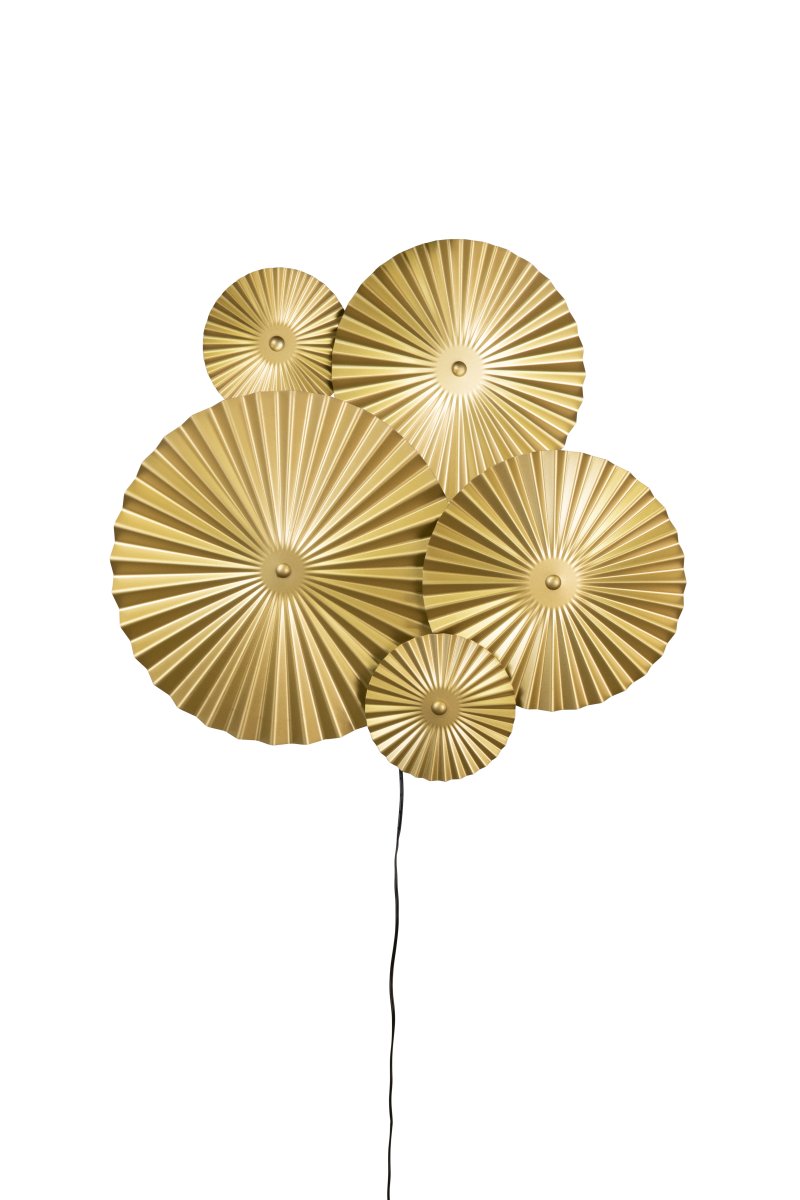 Omega 70cm Gold wandlampe Von Globen Lighting - Omega ist eine zweiteilige Wandleuchte mit drei miteinander verbundenen Platten mit dahinterliegender Beleuchtung und zwei weiteren miteinander verbundenen Platten, die Sie beliebig platzieren können.