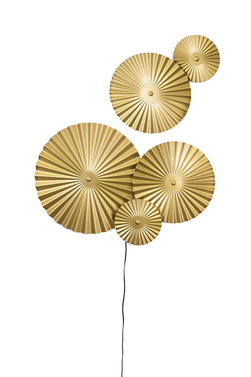 Omega 70cm Gold wandlampe Von Globen Lighting - Omega ist eine zweiteilige Wandleuchte mit drei miteinander verbundenen Platten mit dahinterliegender Beleuchtung und zwei weiteren miteinander verbundenen Platten, die Sie beliebig platzieren können.