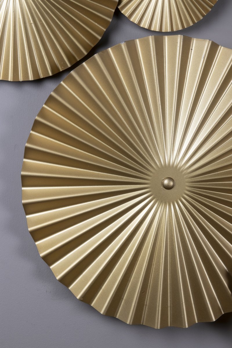 Omega 70cm Gold wandlampe Von Globen Lighting - Omega ist eine zweiteilige Wandleuchte mit drei miteinander verbundenen Platten mit dahinterliegender Beleuchtung und zwei weiteren miteinander verbundenen Platten, die Sie beliebig platzieren können.