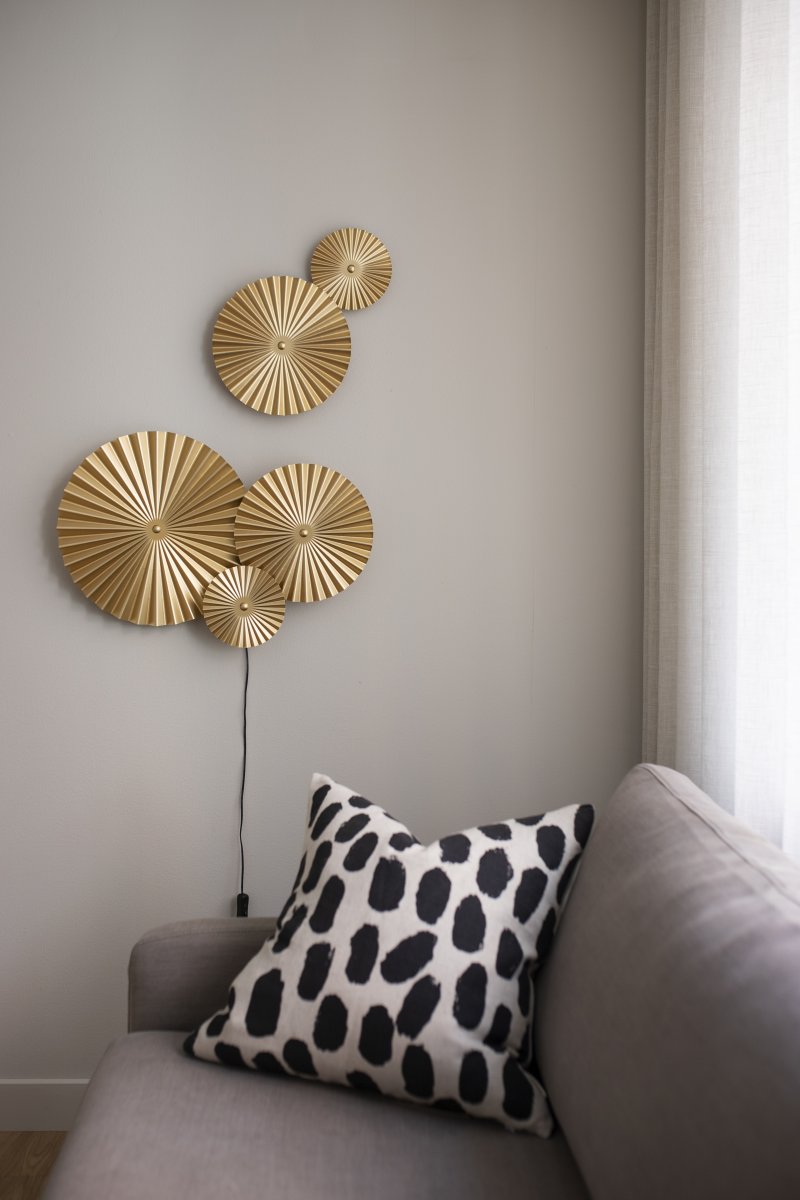 Omega 70cm Gold wandlampe Von Globen Lighting - Omega ist eine zweiteilige Wandleuchte mit drei miteinander verbundenen Platten mit dahinterliegender Beleuchtung und zwei weiteren miteinander verbundenen Platten, die Sie beliebig platzieren können.