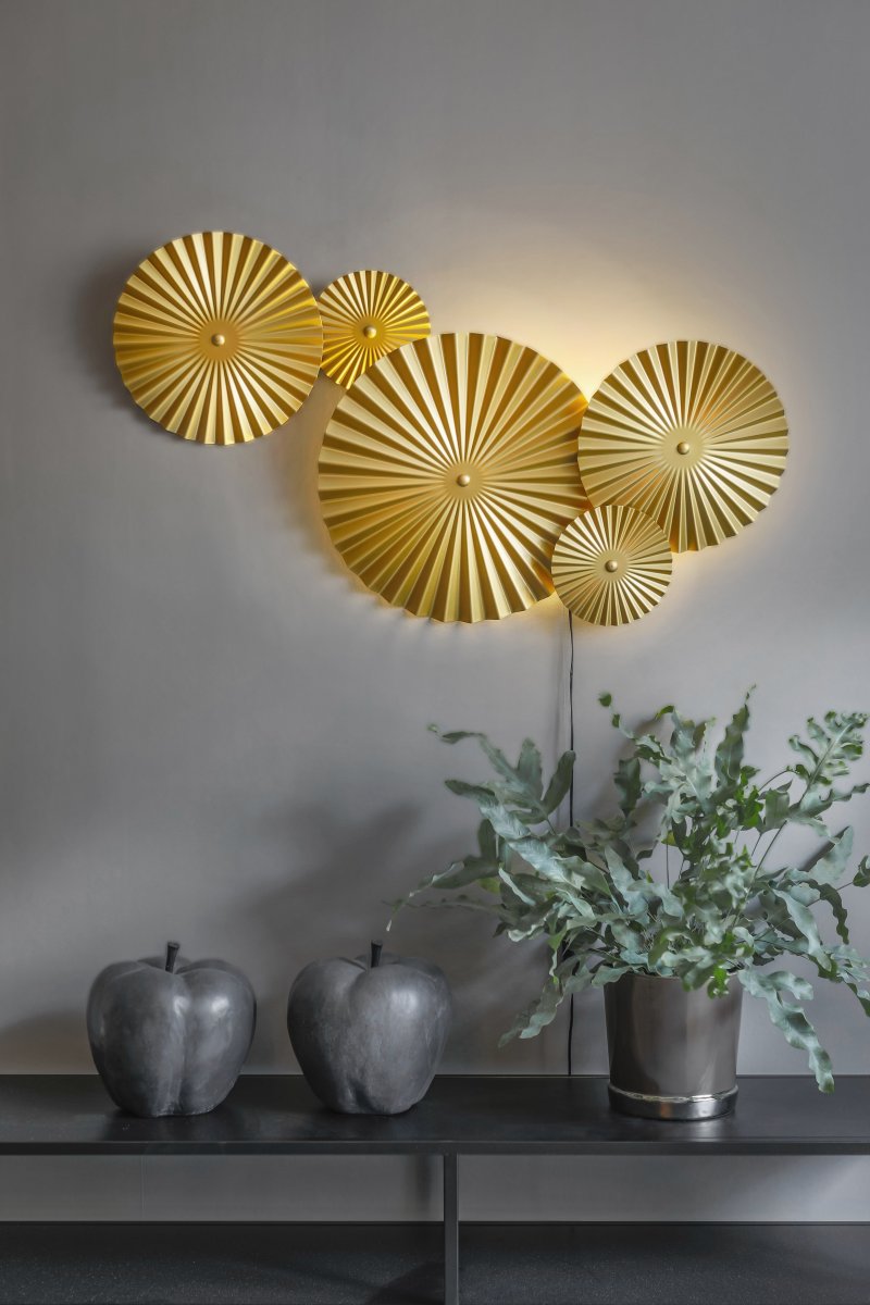 Omega 70cm Gold wandlampe Von Globen Lighting - Omega ist eine zweiteilige Wandleuchte mit drei miteinander verbundenen Platten mit dahinterliegender Beleuchtung und zwei weiteren miteinander verbundenen Platten, die Sie beliebig platzieren können.