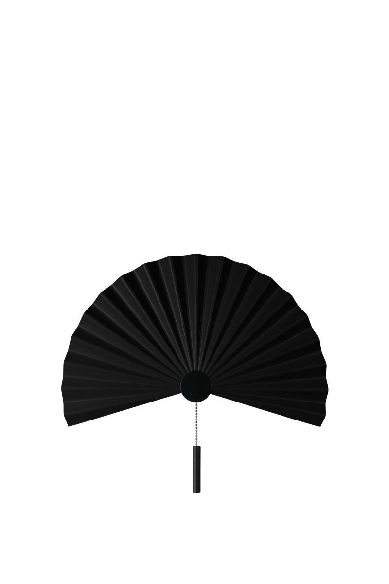 Zen Schwarz wandlampe Von Globen Lighting - Mit ihrer schlichten Form und dem wunderschönen plissierten, schwarz-matt lackierten Metall strahlt diese Lampe Schlichtheit und Minimalismus aus und passt perfekt in das schlichte skandinavisch-japanische Interieur.
