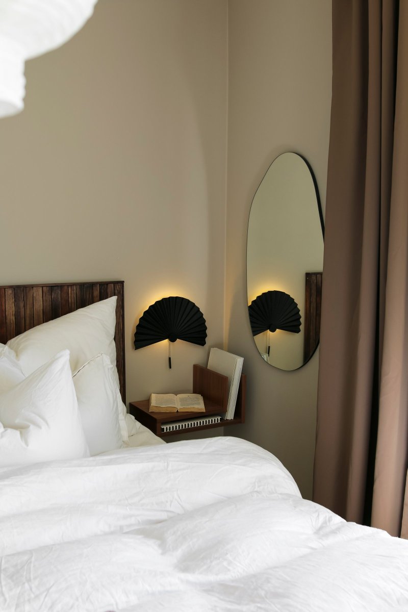 Zen Schwarz wandlampe Von Globen Lighting - Mit ihrer schlichten Form und dem wunderschönen plissierten, schwarz-matt lackierten Metall strahlt diese Lampe Schlichtheit und Minimalismus aus und passt perfekt in das schlichte skandinavisch-japanische Interieur.