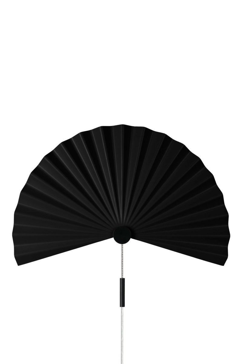 Zen 50cm Schwarz wandlampe Von Globen Lighting - Mit ihrer schlichten Form und dem wundersch&ouml;nen plissierten, schwarz-matt lackierten Metall strahlt diese Lampe Schlichtheit und Minimalismus aus und passt perfekt in das schlichte skandinavisch-japanische Interieur.