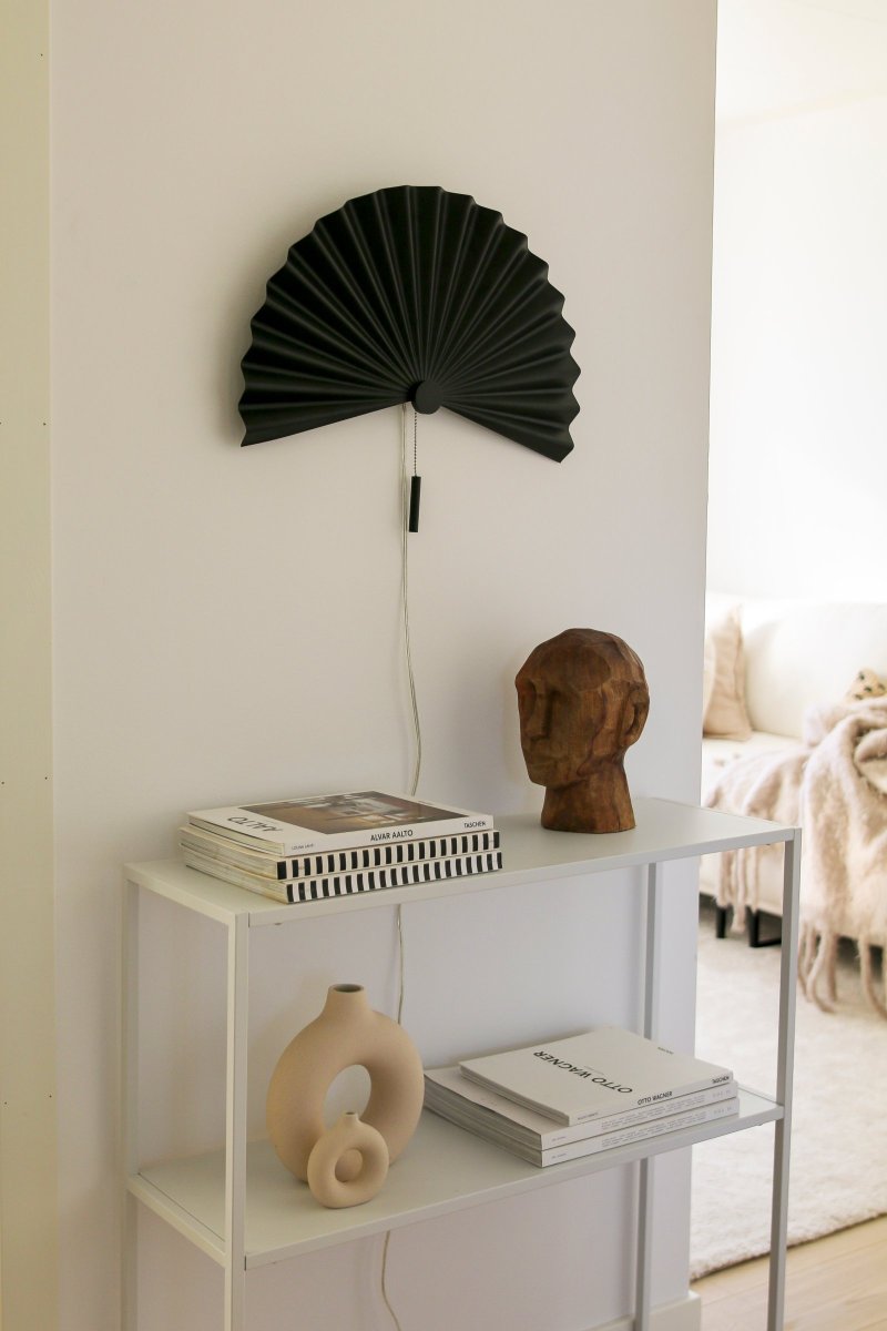 Zen 50cm Schwarz wandlampe Von Globen Lighting - Mit ihrer schlichten Form und dem wundersch&ouml;nen plissierten, schwarz-matt lackierten Metall strahlt diese Lampe Schlichtheit und Minimalismus aus und passt perfekt in das schlichte skandinavisch-japanische Interieur.